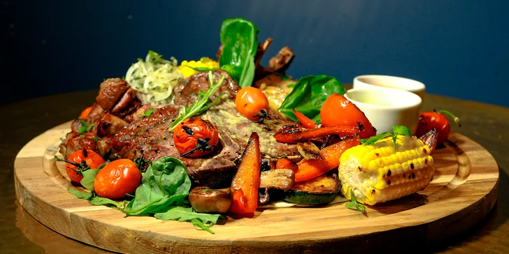 Parádny mäsový tanier s 500 g T-bone steakom a chutnými prílohami pre 3 až 4 osoby
