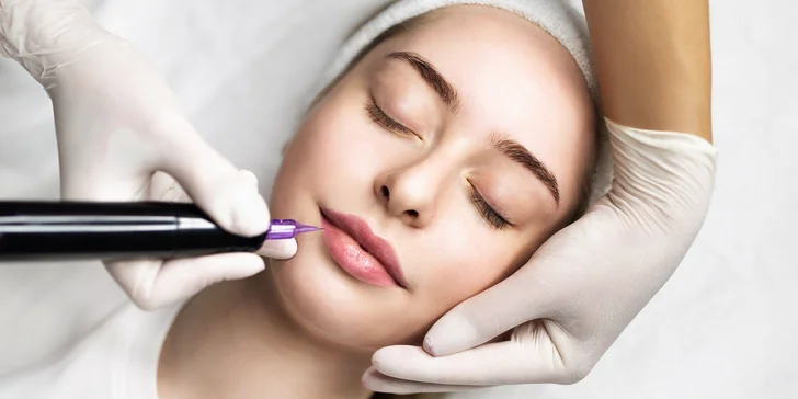 Permanentný make-up obočia alebo pier