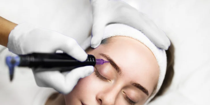Permanentný make-up obočia alebo pier