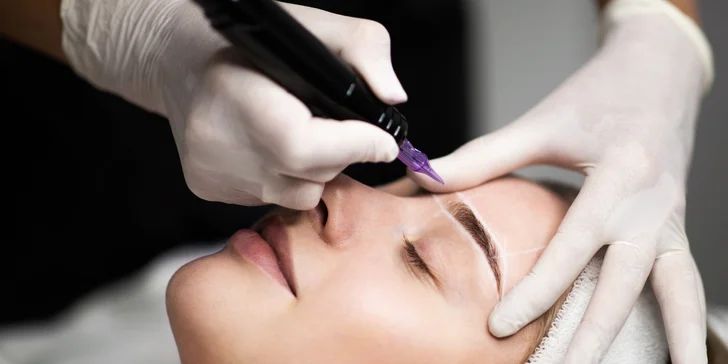 Permanentný make-up obočia alebo pier