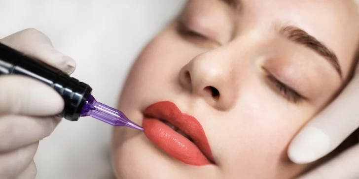 Permanentný make-up obočia alebo pier