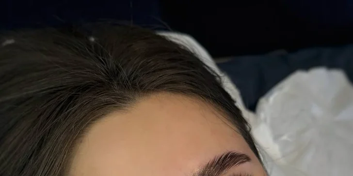 Permanentný make-up obočia alebo pier