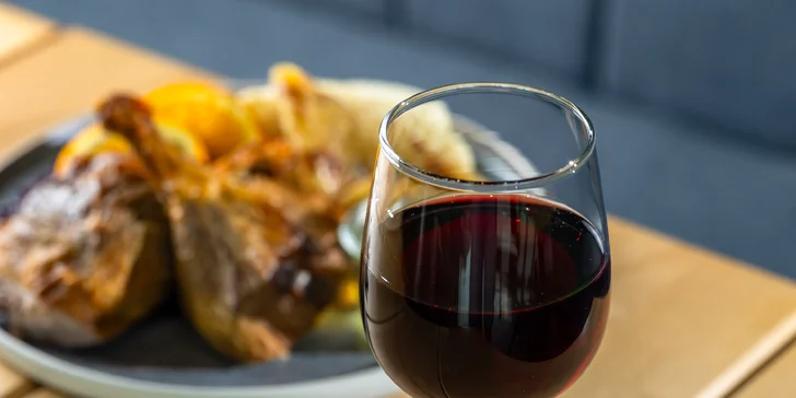 Kačacie hody s lokšami, parenou knedľou a pohárom vína