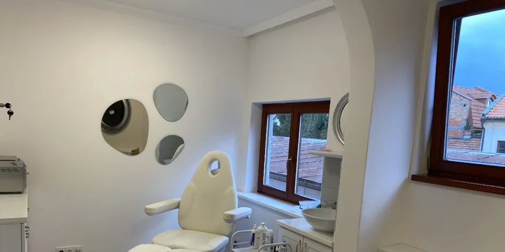 Wellness pedikúra so zábalom, výživnou maskou a masážou chodidiel