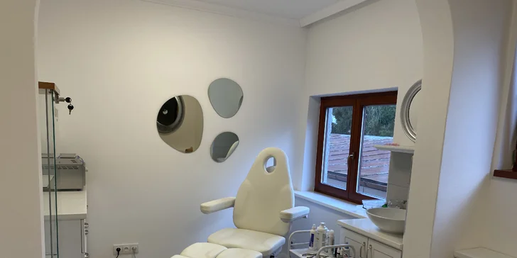 Wellness pedikúra so zábalom, výživnou maskou a masážou chodidiel