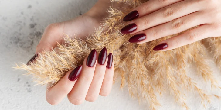 Manikúra aj s masážou či gél lakom v Nail House