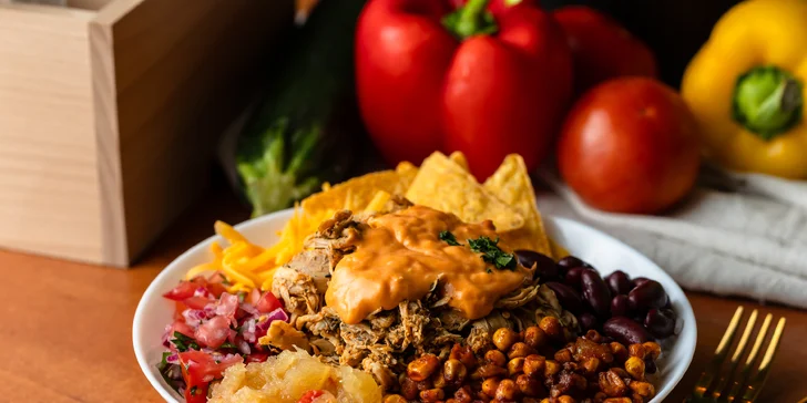 Kurací, bravčový alebo vegetariánsky BOWL s nachos a pečeným ananásom