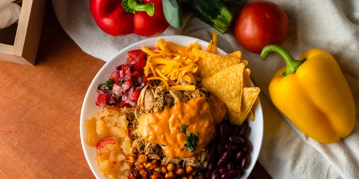 Kurací, bravčový alebo vegetariánsky BOWL s nachos a pečeným ananásom