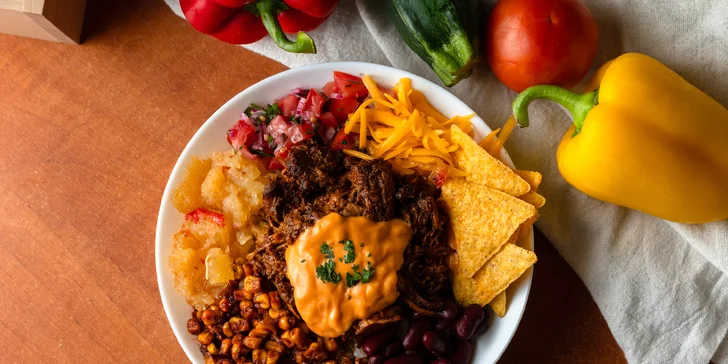 Kurací, bravčový alebo vegetariánsky BOWL s nachos a pečeným ananásom