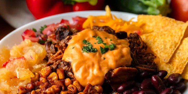 Kurací, bravčový alebo vegetariánsky BOWL s nachos a pečeným ananásom