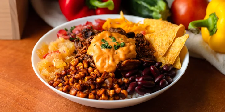 Kurací, bravčový alebo vegetariánsky BOWL s nachos a pečeným ananásom