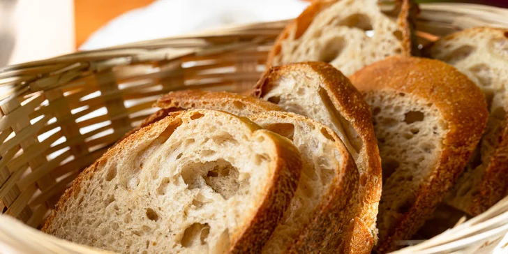 Kuracie krídla, šťavnaté bravčové rebrá, pečené koleno alebo ochutnávka craftových pív v La Gitane