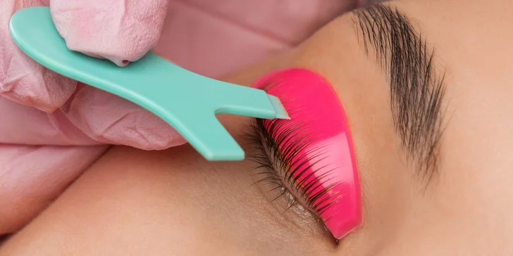 Laminácia obočia alebo Lash lift mihalníc pre výrazný pohľad