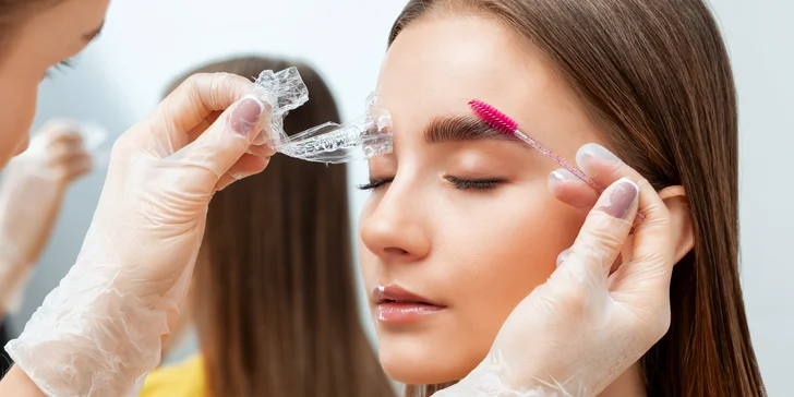 Laminácia obočia alebo Lash lift mihalníc pre výrazný pohľad