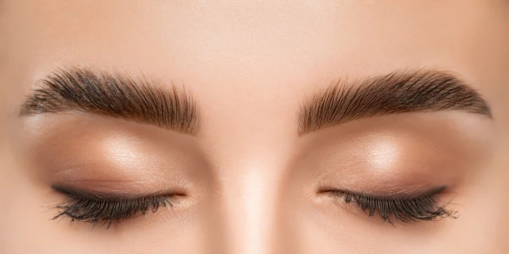 Laminácia obočia alebo Lash lift mihalníc pre výrazný pohľad