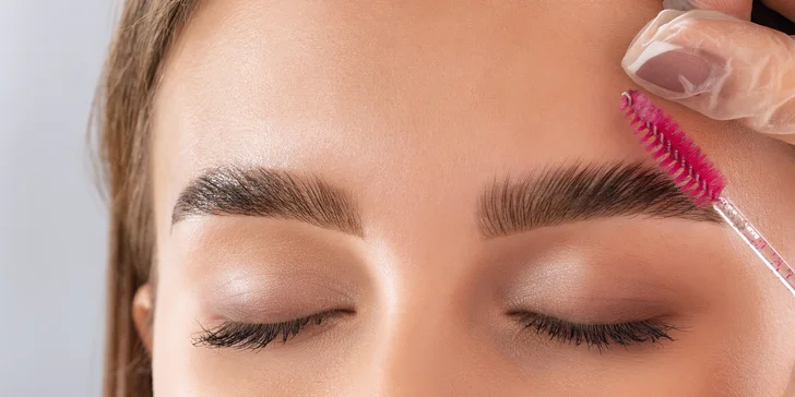 Laminácia obočia alebo Lash lift mihalníc pre výrazný pohľad