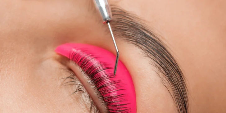 Laminácia obočia alebo Lash lift mihalníc pre výrazný pohľad