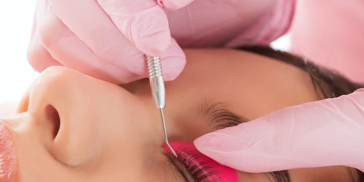 Laminácia obočia alebo Lash lift mihalníc pre výrazný pohľad