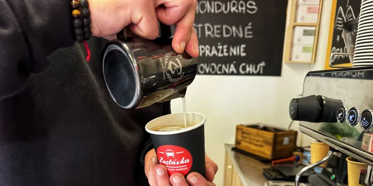 Lahodná kávová pauza s chuťou jesene: cappuccino alebo obľúbené pumpkin spice caffe latte