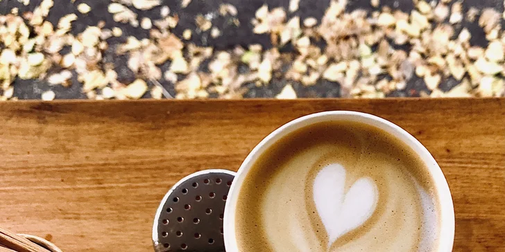 Lahodná kávová pauza s chuťou jesene: cappuccino alebo obľúbené pumpkin spice caffe latte