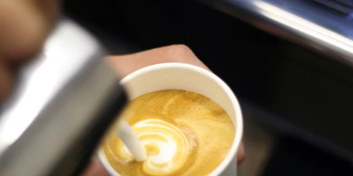 Lahodná kávová pauza s chuťou jesene: cappuccino alebo obľúbené pumpkin spice caffe latte