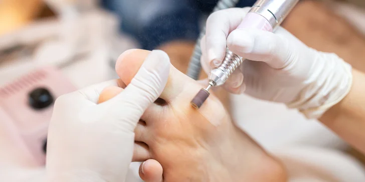 Wellness pedikúra so zábalom, výživnou maskou a masážou chodidiel