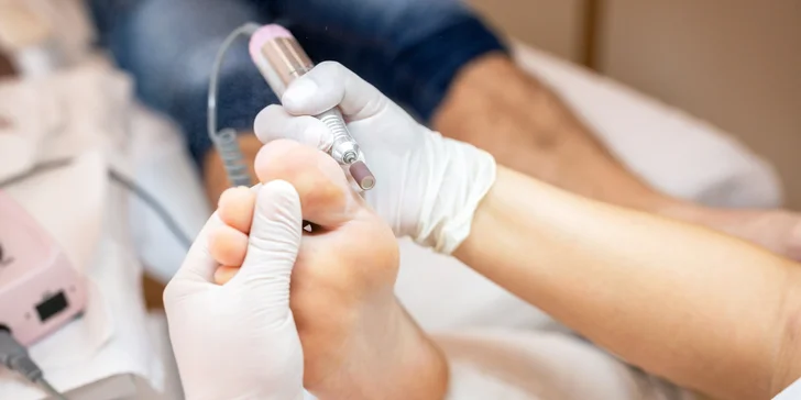 Wellness pedikúra so zábalom, výživnou maskou a masážou chodidiel