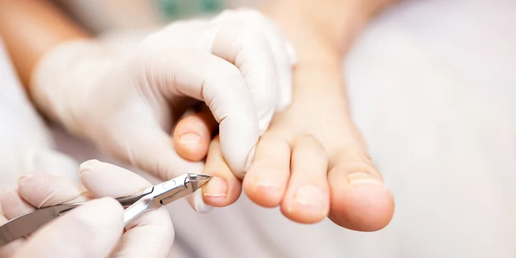 Wellness pedikúra so zábalom, výživnou maskou a masážou chodidiel