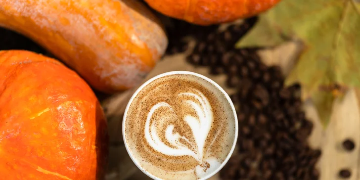 Lahodná kávová pauza s chuťou jesene: cappuccino alebo obľúbené pumpkin spice caffe latte