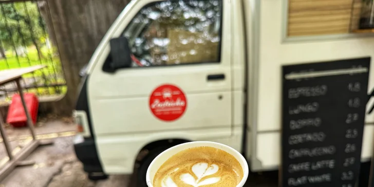 Lahodná kávová pauza s chuťou jesene: cappuccino alebo obľúbené pumpkin spice caffe latte