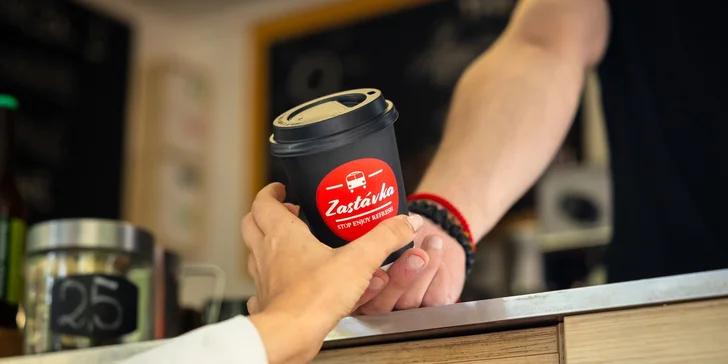 Lahodná kávová pauza s chuťou jesene: cappuccino alebo obľúbené pumpkin spice caffe latte