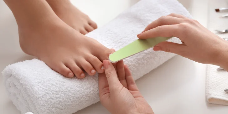 Wellness pedikúra so zábalom, výživnou maskou a masážou chodidiel