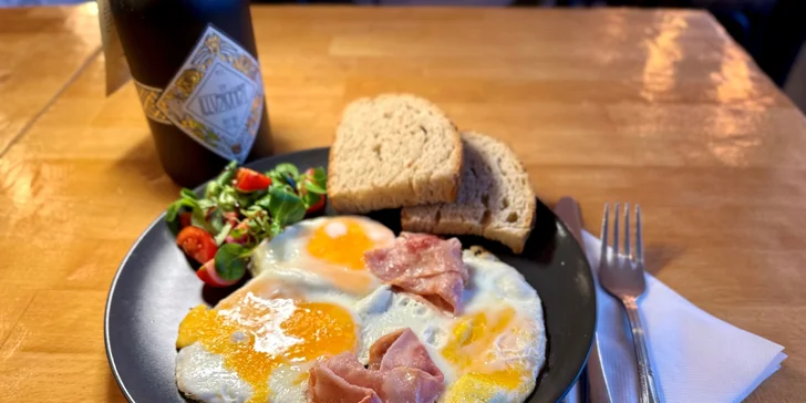 Chutné raňajkové menu s kávou: Croissant, bagel, párky, ovsená kaša či vajíčka na viac spôsobov