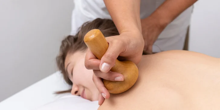 Anticelulitídna maderoterapia: Masáž pomocou drevených valčekov