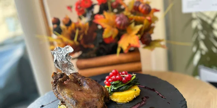 Dvojchodové kačacie menu: Konfitované kačacie stehno alebo kačacie prsia sous-vide s polievkou pre 2 osoby