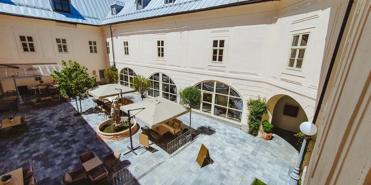 Honosné historické apartmány v centre malebnej Banskej Štiavnice: reštaurované fresky aj dizajnový nábytok