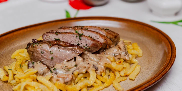 Kačacie hody s kačacími stehnami alebo prsiami a prílohami