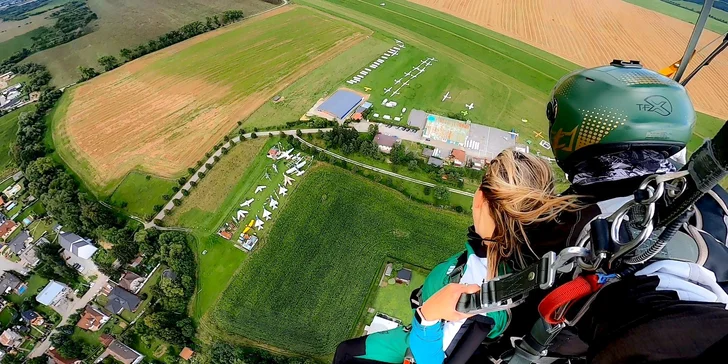 Tandemový zoskok z lietadla: Zaži vzrušujúci voľný pád aj s videozáznamom