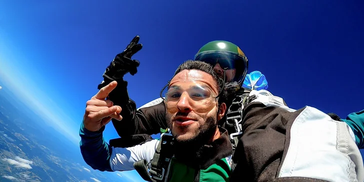 Tandemový zoskok z lietadla: Zaži vzrušujúci voľný pád aj s videozáznamom