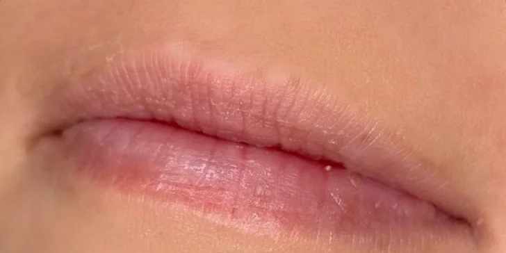 Permanentný make-up obočia alebo pier v salóne Forever Beauty