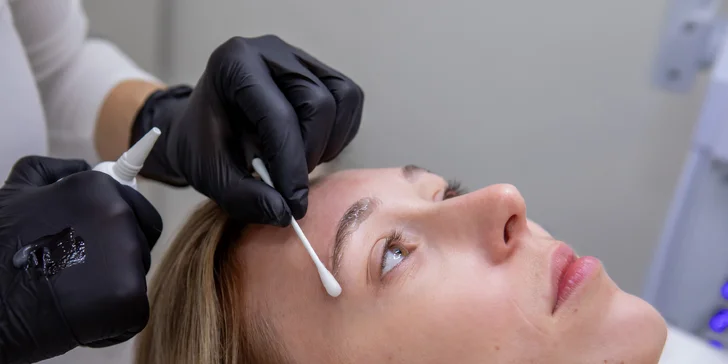 Dokonalé obočie a zvodné riasy pomocou lash lifting či laminácie