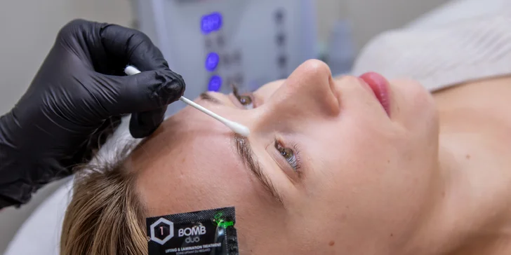 Dokonalé obočie a zvodné riasy pomocou lash lifting či laminácie