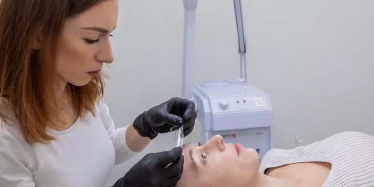 Dokonalé obočie a zvodné riasy pomocou lash lifting či laminácie
