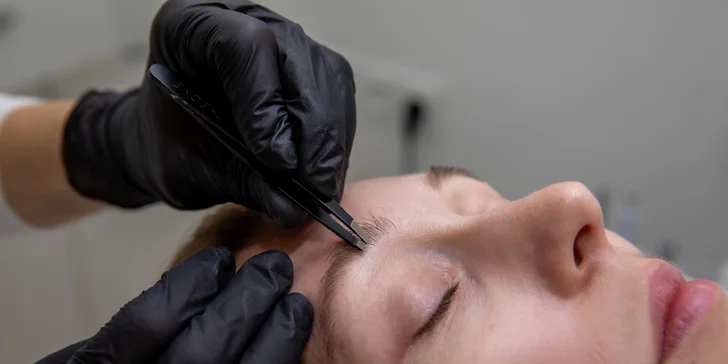 Dokonalé obočie a zvodné riasy pomocou lash lifting či laminácie