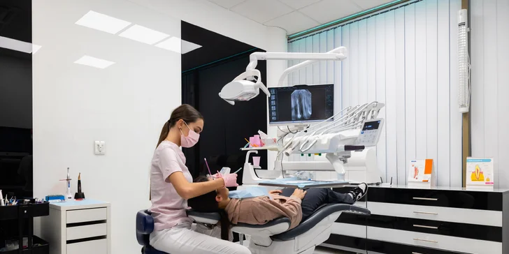Dentálna hygiena s pieskovaním aj zľava 15 % na ďalší úkon v Black & White Dental Clinic