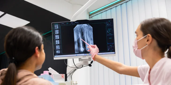 Dentálna hygiena s pieskovaním aj zľava 15 % na ďalší úkon v Black & White Dental Clinic
