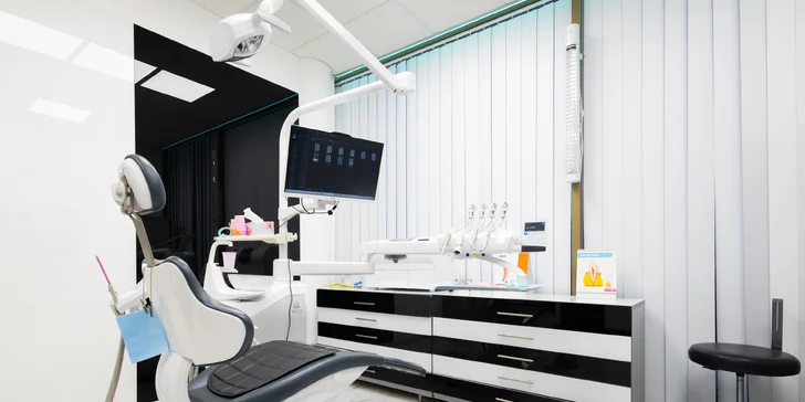 Dentálna hygiena s pieskovaním aj zľava 15 % na ďalší úkon v Black & White Dental Clinic