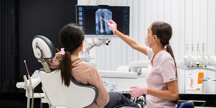 Dentálna hygiena s pieskovaním aj zľava 15 % na ďalší úkon v Black & White Dental Clinic