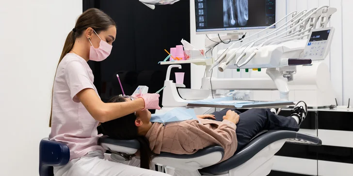 Dentálna hygiena s pieskovaním aj zľava 15 % na ďalší úkon v Black & White Dental Clinic