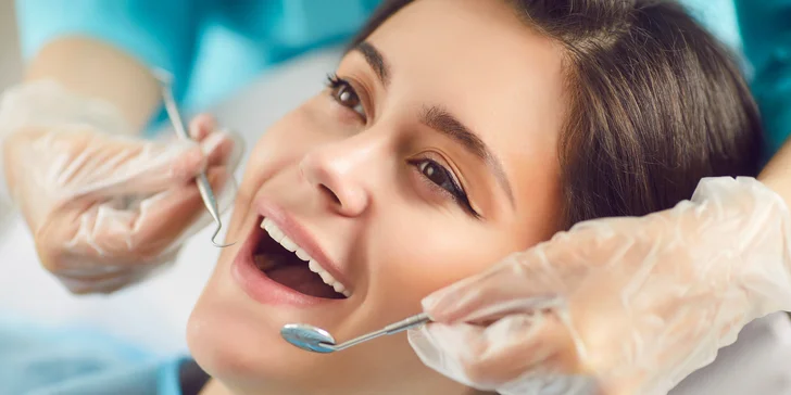 Dentálna hygiena s pieskovaním aj zľava 15 % na ďalší úkon v Black & White Dental Clinic